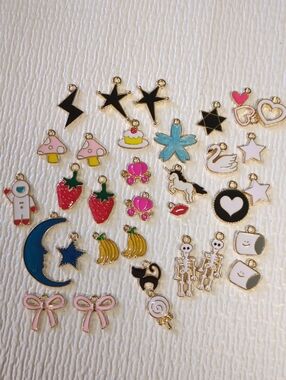 ❤️3/$10❤️ P50 Assorted Pink, Blue & Gold  Charms Pack
